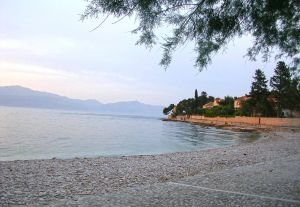 Sutivan Beach, Brazza