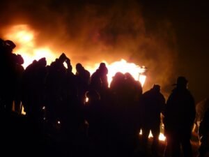 Incendio del Clavie Hogmanay a Burghead, Scozia